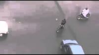 شاهد كيف فر هذا الشاب من الشرطة بالحي الحسني و كاد يتسبب في حادث