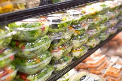 تحذير خطير.. طفيليات وبكتيريا قاتلة في سلطات جاهزة تهدد صحة الملايين