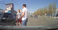 امرأة تتسبب في ارتباك السيارات أثناء عبورها لطريق سريع (فيديو)