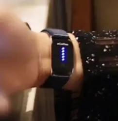 “سوار الطاقة” يثير ضجة عالمية: جهاز كهربائي يبقي مرتديه في قمة التركيز والانتباه دون كافيين