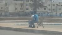 لن تصدق كيف سرق شابان كرسيا حديديا كبيرا بكورنيش مرتيل