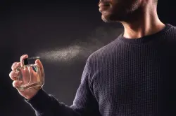 دراسة تحذر: العطر يحدث تفاعلات كيميائية "خطيرة" حول أجسامنا