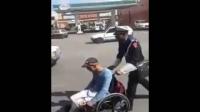 رجل أمن يترك مكانه ليقوم بهذا العمل النبيل