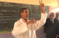 شاهد .. تفاعل رائع بين أستاذ مقبل على التقاعد وتلامذته