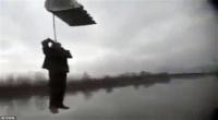 شبان يمازحون رجلاً عجوزاً عبر شنقه