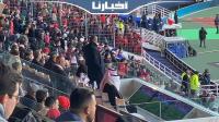الناصيري يتابع آخر دقائق مباراة الوداد على أعصابه