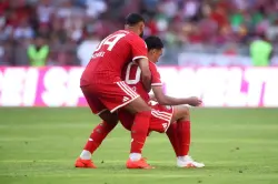 صيباري يتدخل سريعاً لإنقاذ موسيالا بعد سقوطه داخل الملعب!