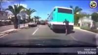 شُوفو كيفاش تـصرف شخص مع دري صغير معلّق فالطوبيس