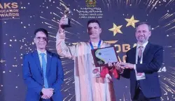 يدرس بجبال تارودانت.. أستاذ مغربي يحوّل الرياضيات إلى مسرح ويتوج بأرفع جائزة إفريقية للمدرسين