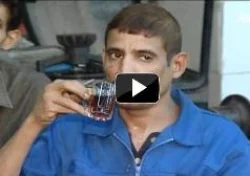 ميكانيكي يشرب زيوت وشحوم السيارات منذ 28عاماً
