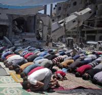 بالصور: أهالي غزة الجريحة يتحدون الموت و يصلون الجمعة تحت الأنقاض‏