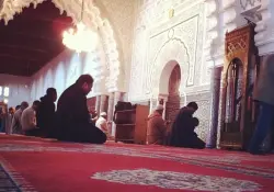 حسن الخاتمة.. شخص يفارق الحياة وهو يقرأ القرآن داخل مسجد خلال شهر رمضان(فيديو مؤثر)