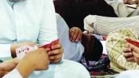 فين وصلنا.... القبض على مراهقين يلعبون "الكارطة" دلخل المسجد النبوي
