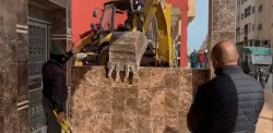 الجرافة تهدم عددا من واجهات المحلات التجارية والمنازل المخالفة للقانون بسطات
