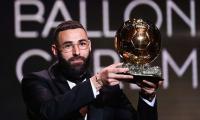 رسميا.. "بنزيمة" يتوج بجائزة أفضل لاعب في العالم للمرة الأولى في مشواره الكروي