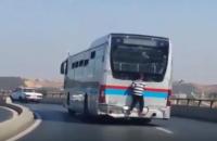 طفل يسافر من الرباط إلى سلا متمسكا بحافلة للركاب