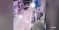 شاهد.. ثور هائج يقتحم متجرا ويهاجم امرأة حاملا