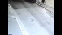 شاحنة ضخمة تسرق سيارة بدون قصد