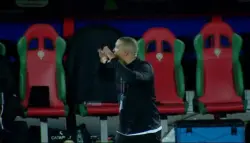 بالصور..نبيل باها يثير الجدل بحركة استفزازية للجماهير المغربية بعد هدف ابنه أمام جنوب أفريقيا