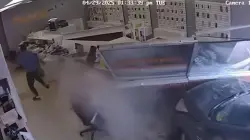 لحظات مرعبة.. سيارة تقتحم متجرا أثناء وجود موظفين بالداخل
