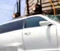 شاهد اصطدام قوي بين قطار وسيارة ليموزين