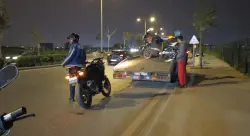 استعراض متهور بالدراجات النارية في الحي الحسني ينتهي بتدخل أمني سريع