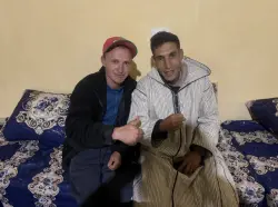 صورة واحدة قلبت الأجواء.. مؤثر شهير يواجه انتقادات بعد ظهوره مع أسامة بريك