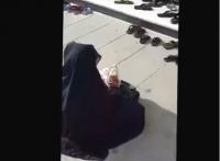 متسولة فريدة من نوعها تملك هاتف سامسونغ وتبعث عبره رسائل في انتظار خروج المصلين