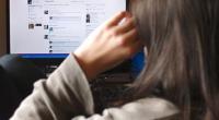 مراهقة تقاضي والديها على صور طفولتها "المحرجة" بفيس بوك