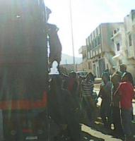 تطوان : مواجهات بالحجارة بين مواطنين و "شناقة" .. و خرفان بيعت من فوق أسطح الشاحنات بـ3500 درهم!
