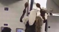 بالفيديو: زعيم نيجيري يمارس طقوساً غريبة على متن طائرة كندية