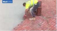 شاهد أسرع عامل في العالم