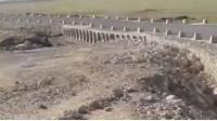 بالفيديو.. مواطن يفضح "الغش" في قنطرة وطريق لم يمر على انجازهما سوى أشهر قليلة
