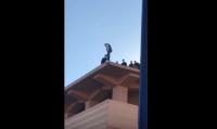 فيديو جديد: تطورات مثيرة في قضية الشرطي الذي حاول رمي نفسه من سطح ولاية أمن مراكش