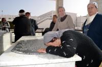 القصر الكبير على صفيح ساخن بسبب كتابات حائطية في قبر "ولي" يهودي