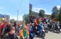 مواطنون يخرجون في مسيرة بمدينة خراطة بالجزائر في اليوم الثاني لعيد الفطر