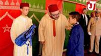 شاهد الملك محمد السادس و مولاي الحسن يوزعان المحافظ المدرسية على أطفال مدرسة بطنجة