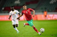 "الفيفا" يصنف اللاعب المغربي "أشرف بنشرقي" ضمن قائمة "عجائب الدنيا السبع"