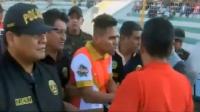 اعتقال لاعب خلال مباراة كرة قدم (فيديو)