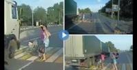 بالفيديو.. أم تنقذ ابنها من الموت تحت عجلات شاحنة ضخمة