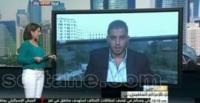 بالفيديو.. لحظة سقوط لوح خشبي فوق رأس ناشط سياسي على الهواء