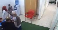 بالفيديو.. لحظة سرقة هاتف ممرضة داخل عيادة