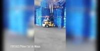 بالفيديو.. عامل يفشل في رفع صناديق من البيرة ويتسبب في حادث كارثي