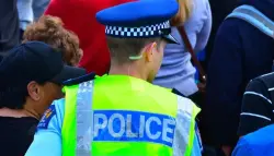 واقعة صادمة.. اعتقال امرأة بعد العثور على طفلة داخل حقيبة سفر