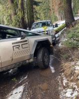 تيسلا"سايبرتراك "ثبت فشلها  في الثلوج أثناء تسلق تلّة وسيارة"فورد "تسحبها(فيديو)