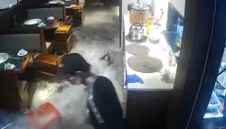 انفجار حوض أسماك ضخم داخل مطعم صيني يحوّل العشاء إلى “موجة بحرية” مفاجئة