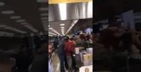 شاهد ماذا فعل عشرات الأشخاص أثناء افتتاح محل حلويات (فيديو)
