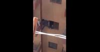فيديو صادم جدا...أم تخاطر بحياة ابنها القاصر وتجبره على تسلق "بالكون" في الطابق الثالث لأنه نسي المفتاح