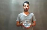 شاب إيراني يتحدى "تحدي الثلج" بطريقته الخاصة
