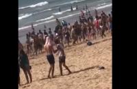 سلطات الصويرة تغلق شاطئا بالحواجز الحديدية بعد توافد الناس إليه (فيديو)